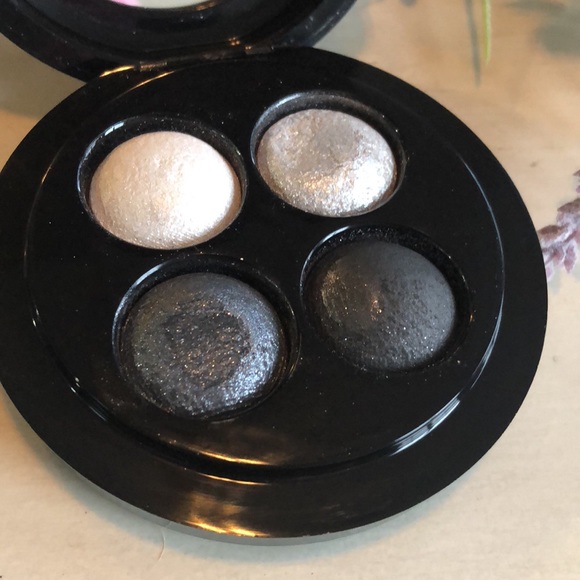 MAC A Waft of Grey Eyeshadow - Picture 3 of 6